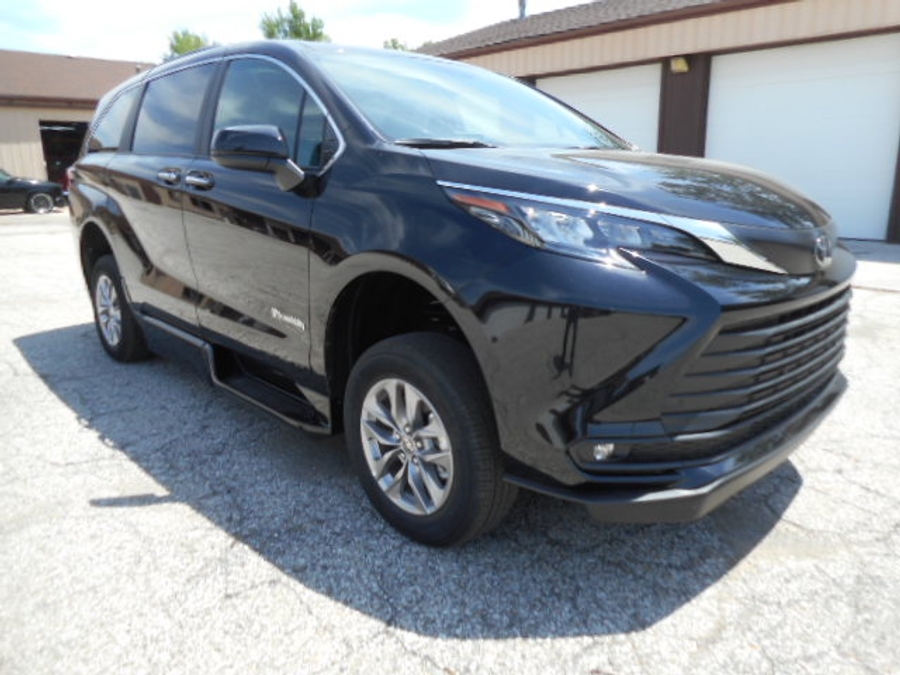 Black Toyota Sienna image number 7