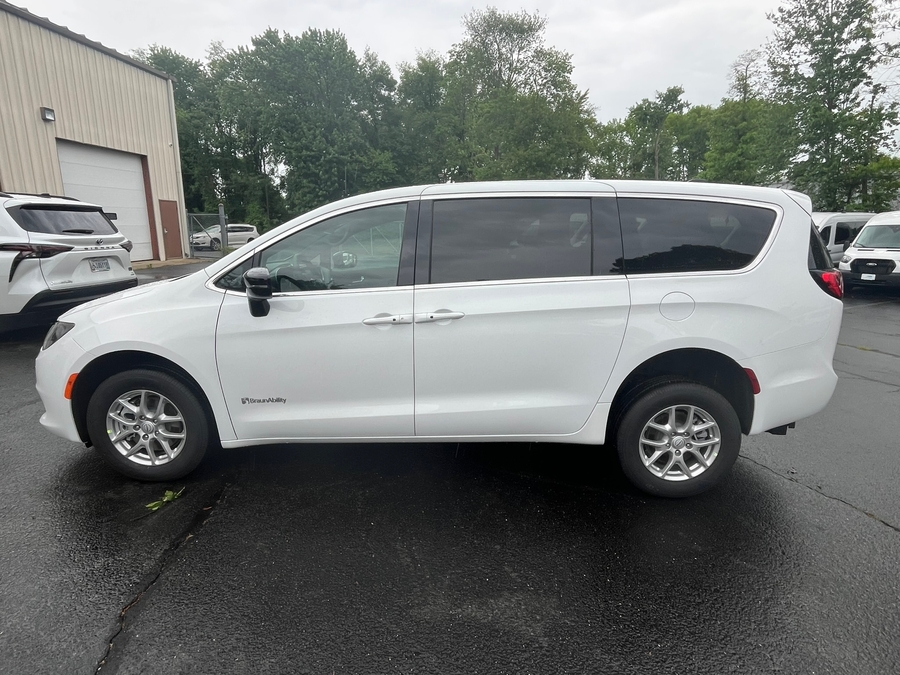 White Chrysler Voyager image number 3
