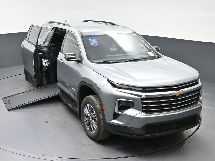 New 2026 Chevrolet Traverse 1LT - BraunAbility Side Entry In Floor Automatic Ramp