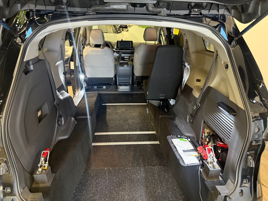 Imagen de la Toyota Sienna negra número 10
