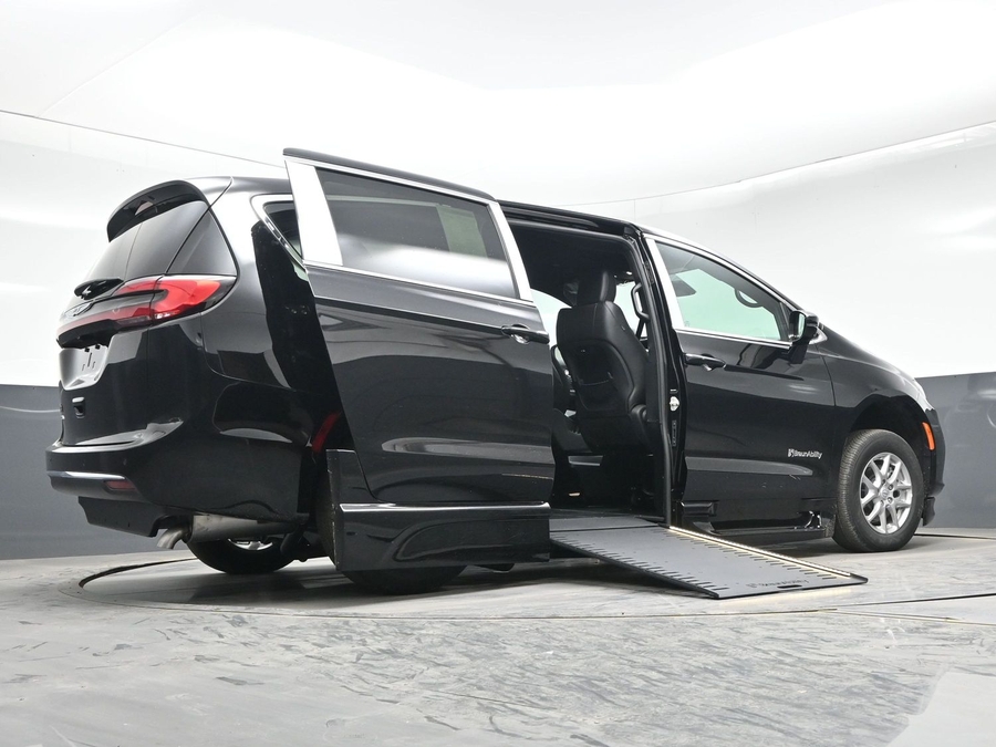 Black Chrysler Pacifica image number 18