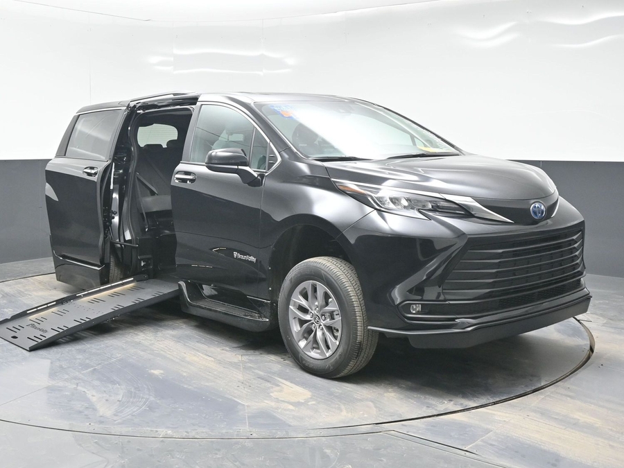Imagen de la Toyota Sienna negra número 2