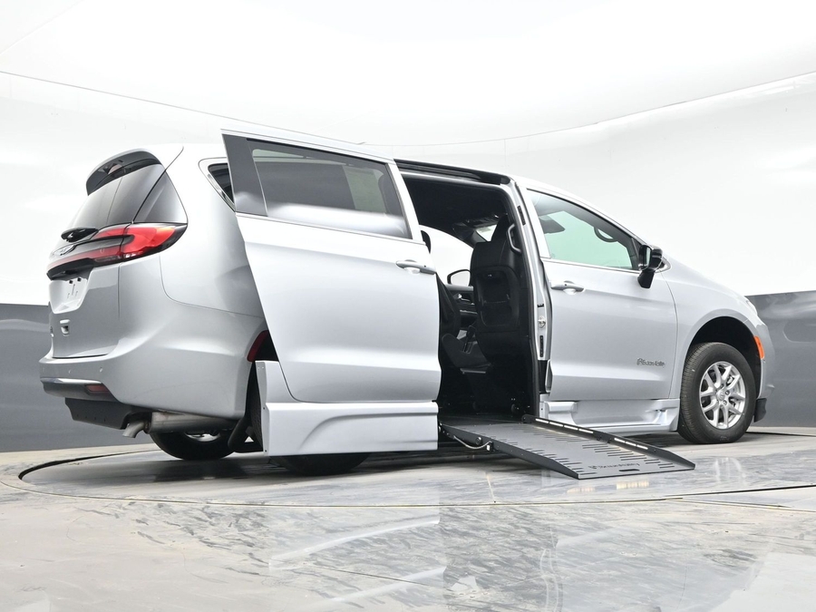 Silver Chrysler Pacifica image number 18