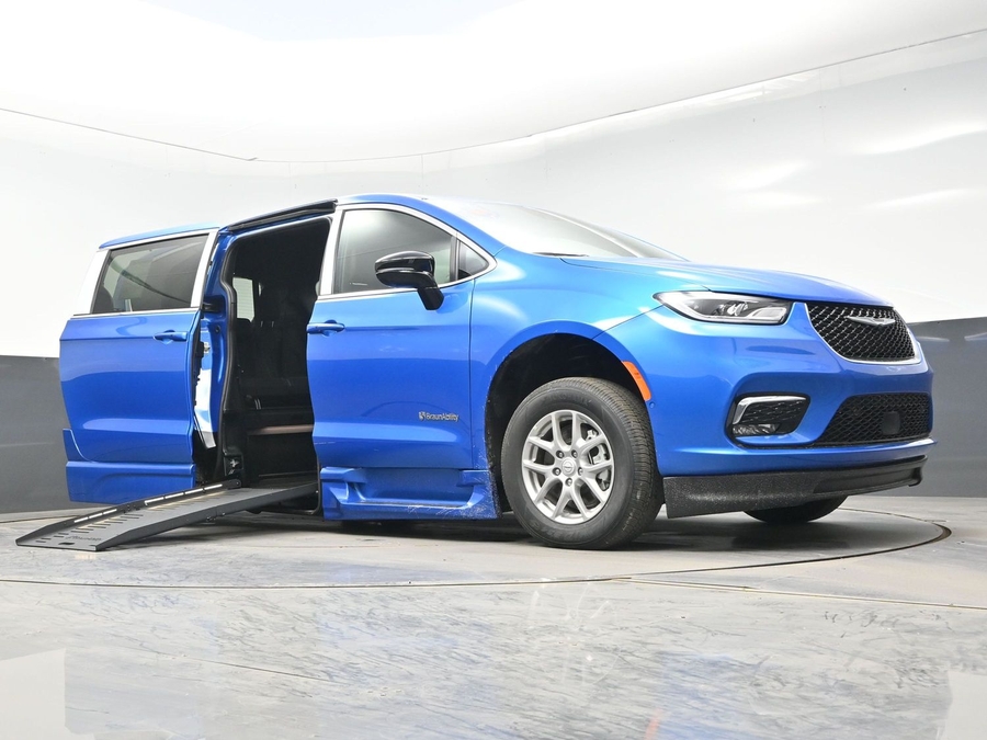 Blue Chrysler Pacifica image number 15