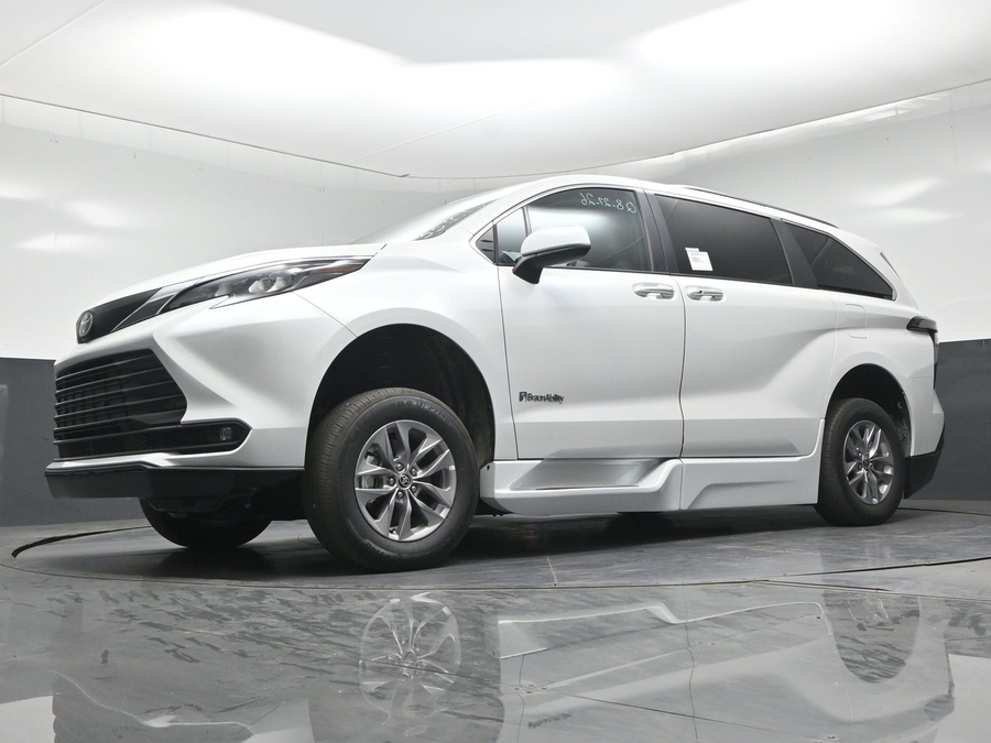 2026 Toyota Sienna XLE - Photo 14