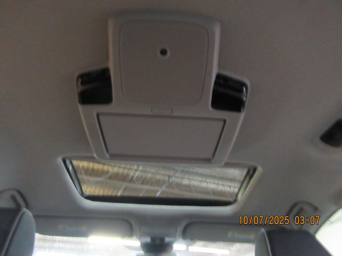 Black Honda Odyssey image number 24