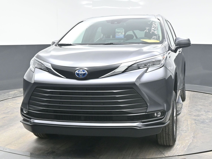 Grey Toyota Sienna image number 1