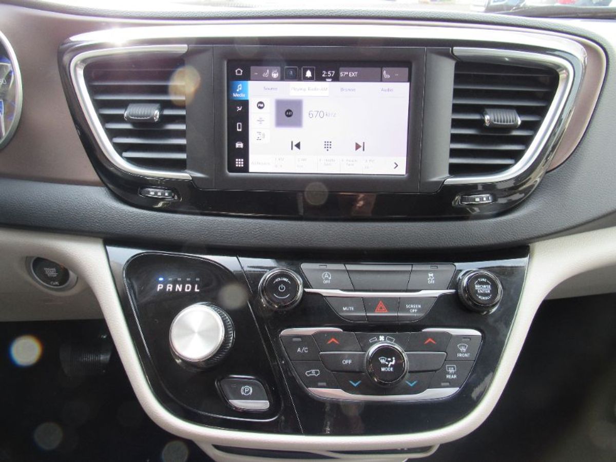 2024 CHRYSLER VOYAGER - Image 17