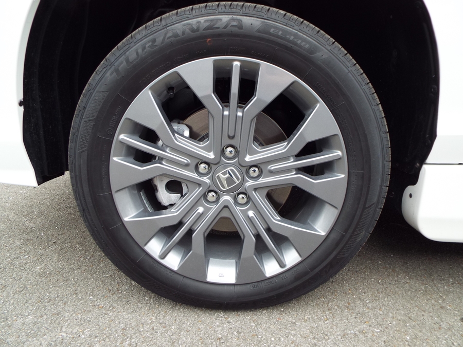 White Honda Odyssey image number 35