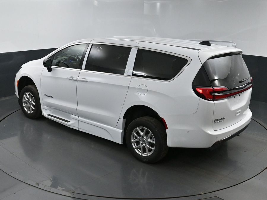 New 2025 Chrysler Pacifica Select Safety - BraunAbility Side Entry Entry Fold Out Automatic Ramp