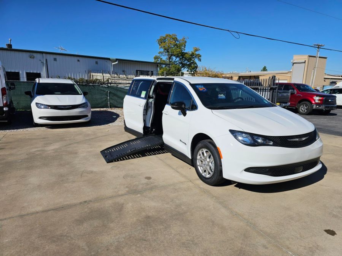 2025 CHRYSLER VOYAGER - Image 14