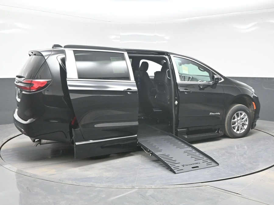 Black Chrysler Pacifica image number 6