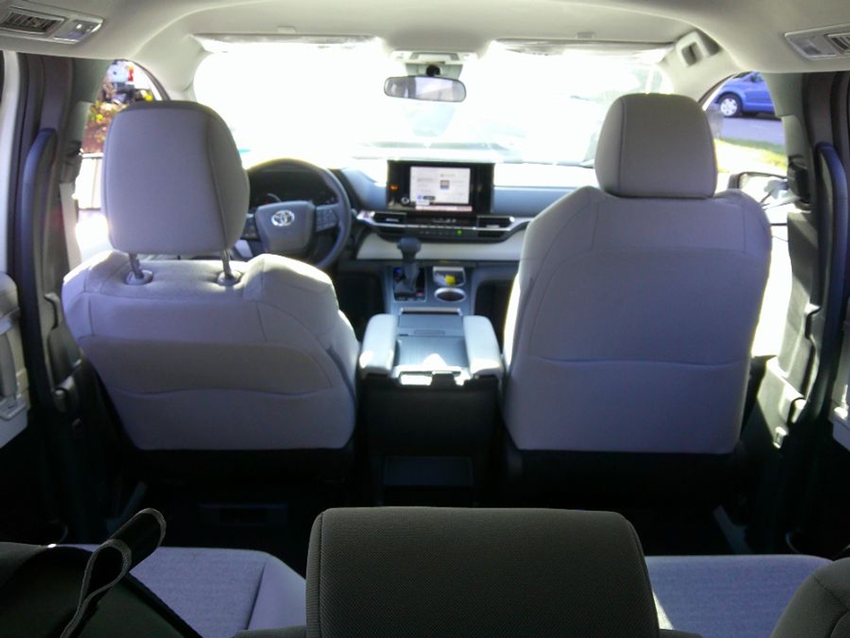 White Toyota Sienna image number 12
