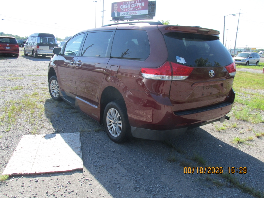 Toyota Sienna image number 6