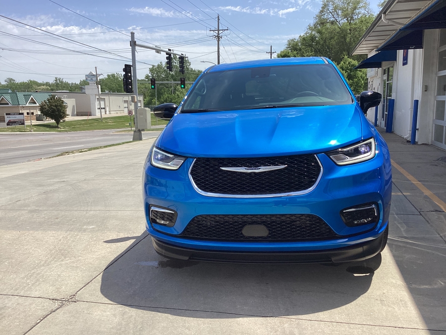 2026 Chrysler Pacifica Select's photo