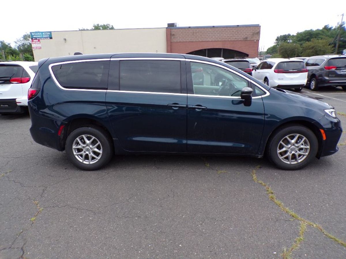 Blue Chrysler Pacifica image number 2