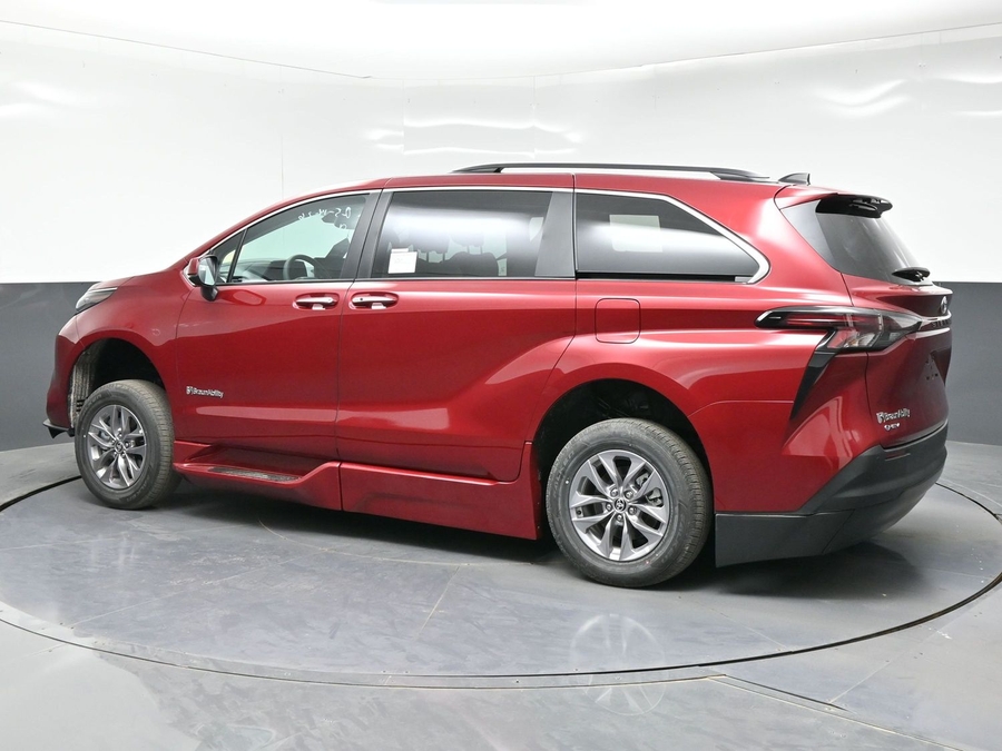 New 2026 Toyota Sienna Hybrid XLE Add - BraunAbility Side Entry Entry In Floor Automatic Ramp