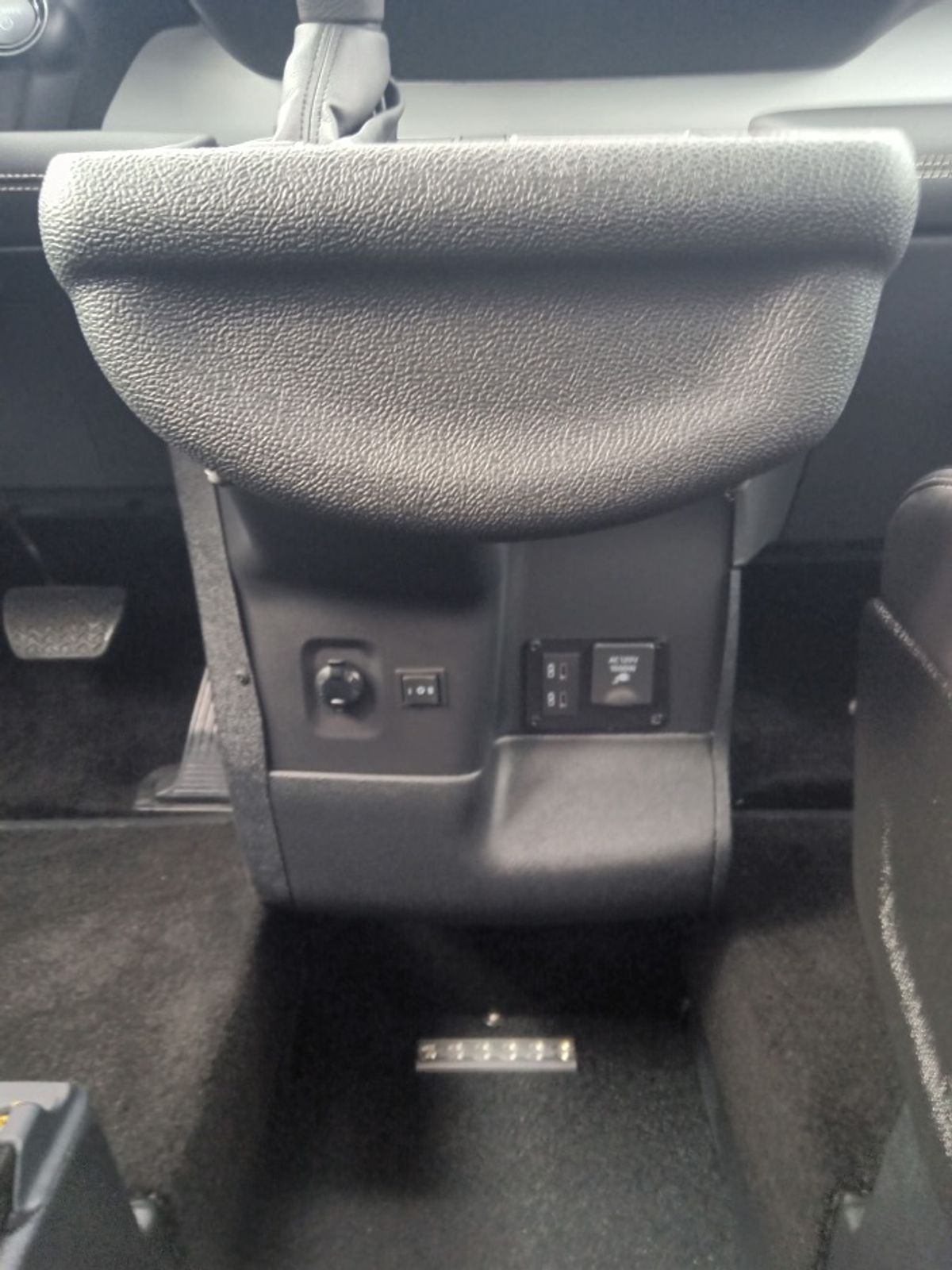 Grey Toyota Sienna image number 3