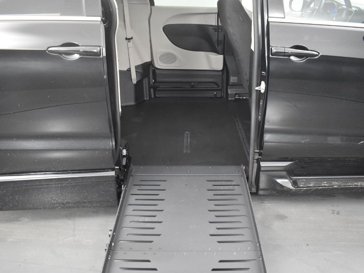 2023 CHRYSLER VOYAGER - Image 12