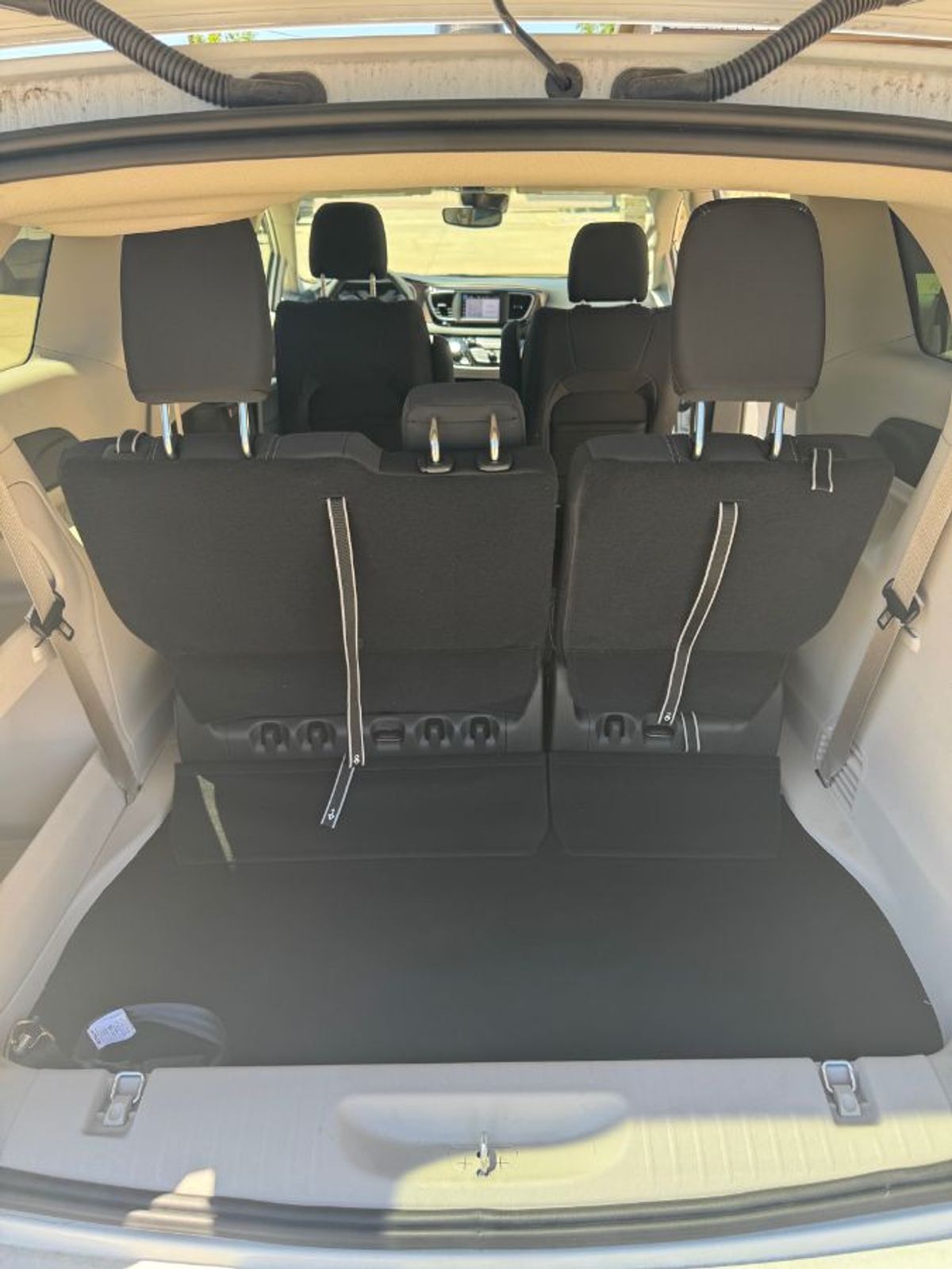 White Chrysler Voyager image number 18