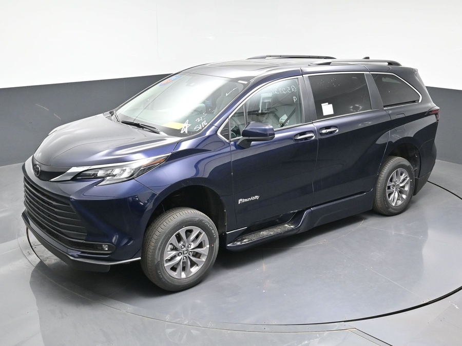 New 2026 Toyota Sienna Hybrid XLE Base - BraunAbility Side Entry Fold Out Automatic Ramp