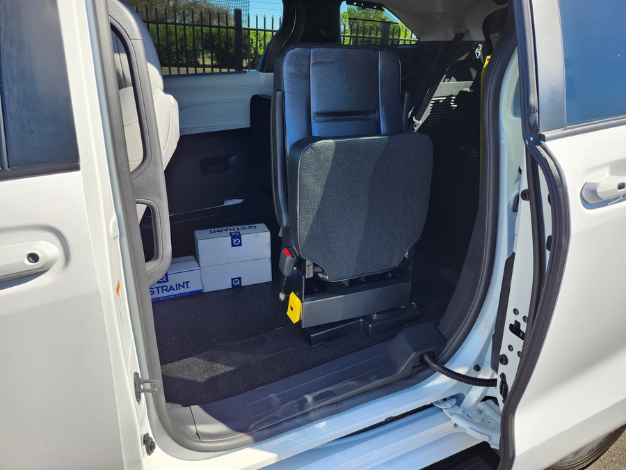 New 2026 Toyota Sienna Hybrid LE - Vantage Mobility Commercial Rear Entry Fold Out Manual Ramp