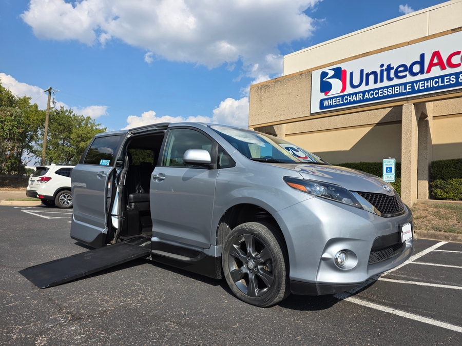 Used 2015 Toyota Sienna SE - VMI Side Entry Entry In Floor Automatic Ramp