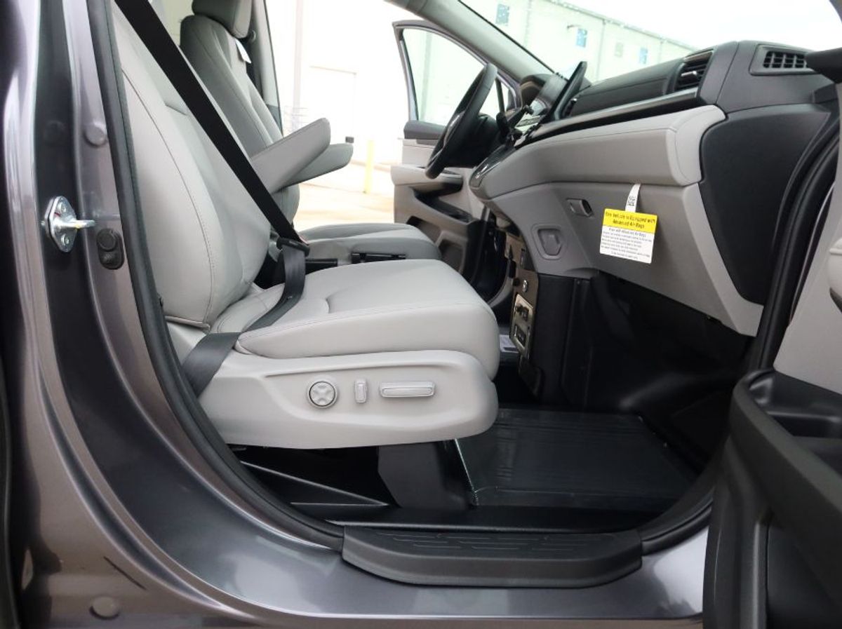 Grey Honda Odyssey image number 18