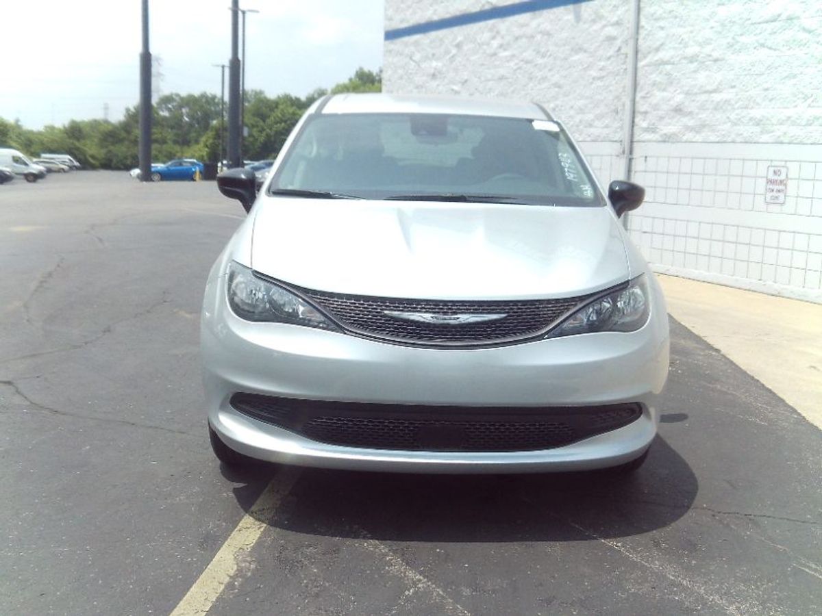 Silver Chrysler Voyager image number 10