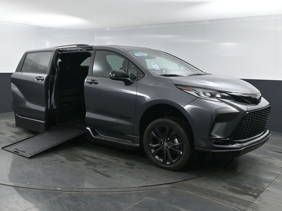 New 2025 Toyota Sienna Hybrid XSE Sport - BraunAbility Side Entry Entry In Floor Automatic Ramp