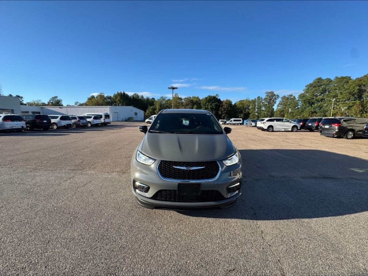 2025 Chrysler Pacifica Select's photo