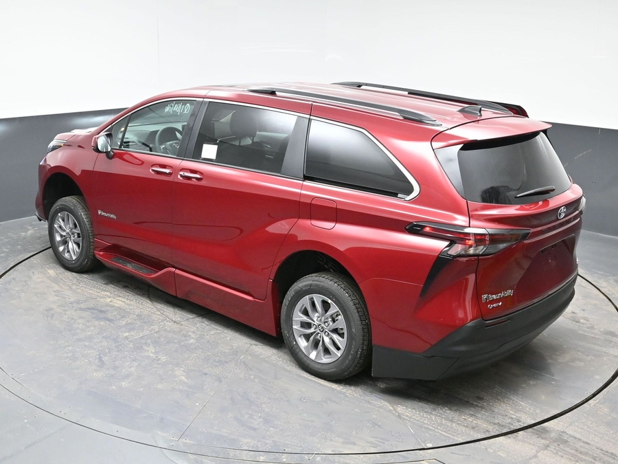 New 2025 Toyota Sienna Hybrid XLE Plus - BraunAbility Side Entry Entry Fold Out Automatic Ramp