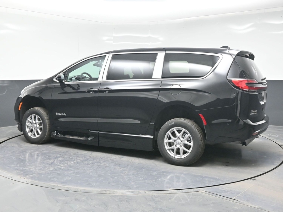 Black Chrysler Pacifica image number 3