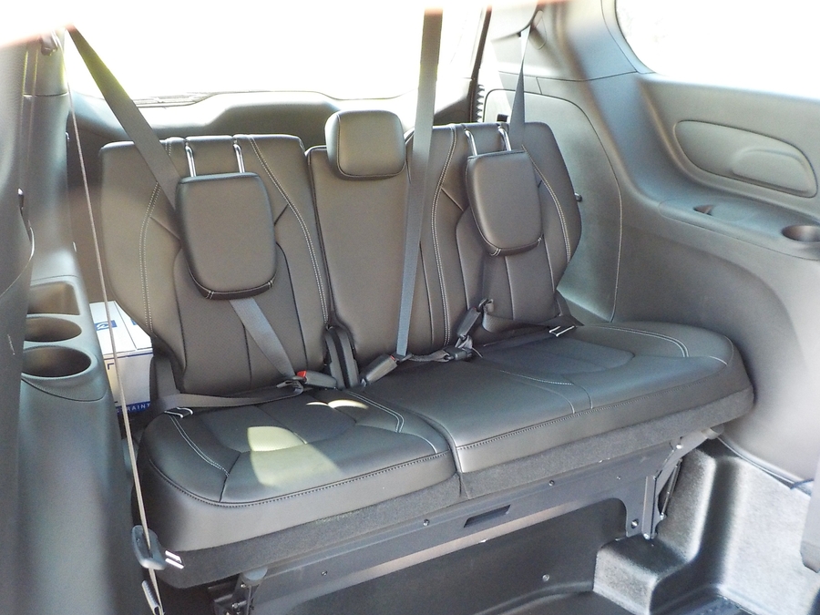 White Chrysler Pacifica image number 40