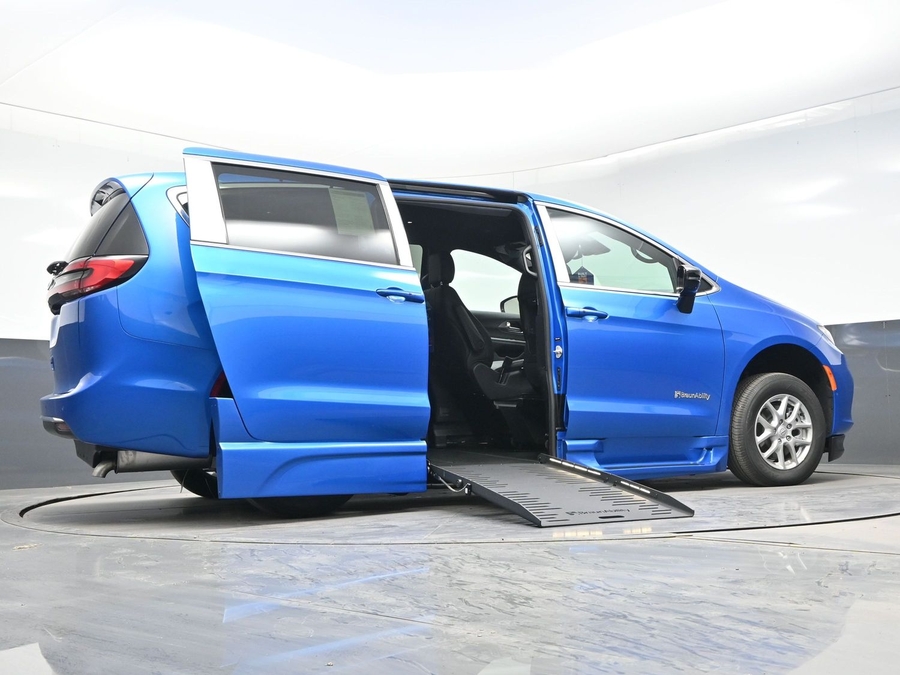 Blue Chrysler Pacifica image number 18