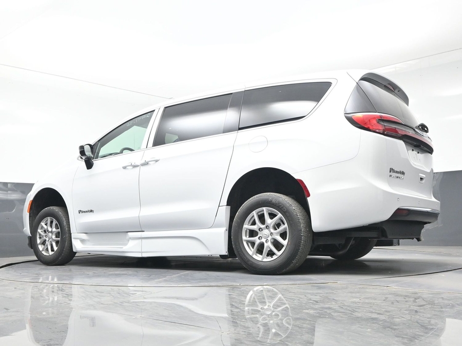 White Chrysler Pacifica image number 17