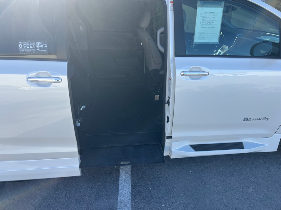 Used 2015 Toyota Sienna Limited - BraunAbility Side Entry Entry In Floor Automatic Ramp