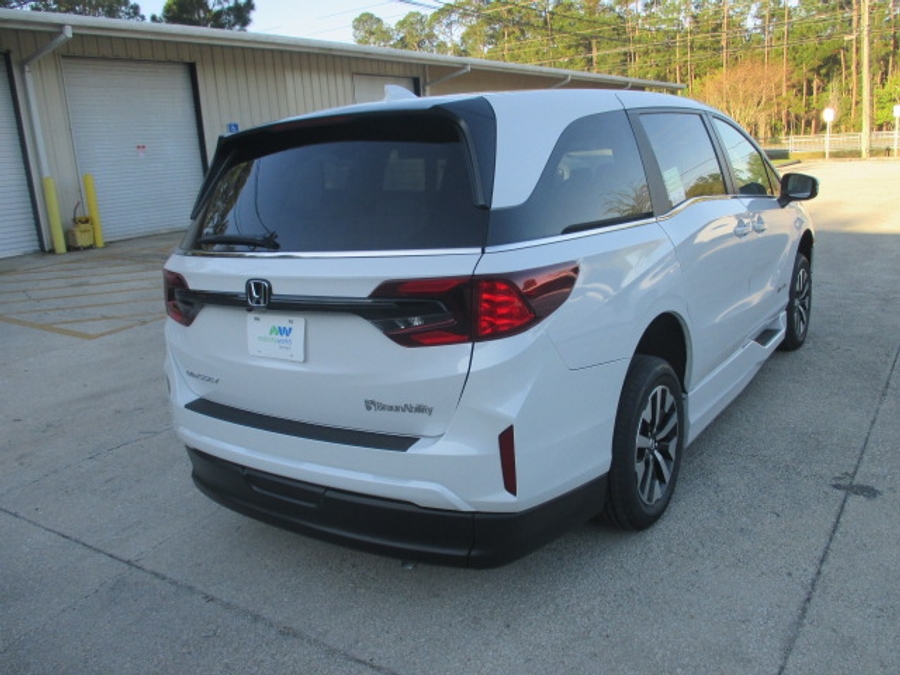 White Honda Odyssey image number 28