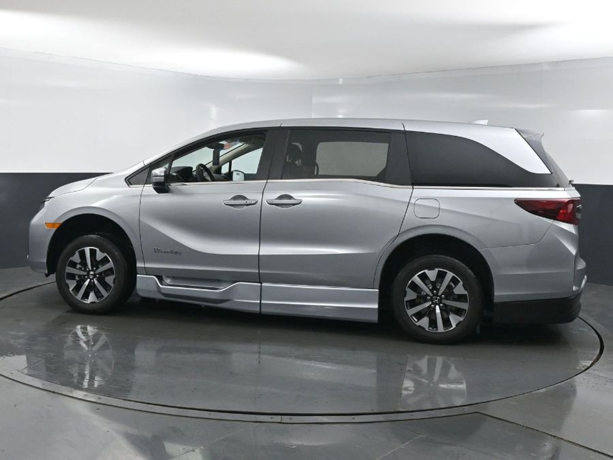 Silver Honda Odyssey image number 3