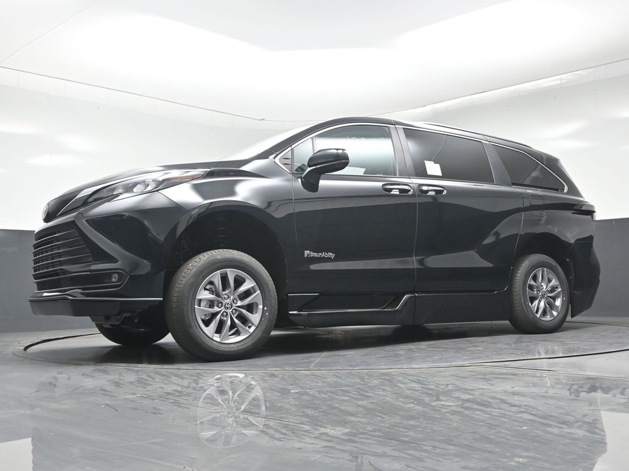 New 2026 Toyota Sienna Hybrid XLE Add - BraunAbility Side Entry Fold Out Automatic Ramp