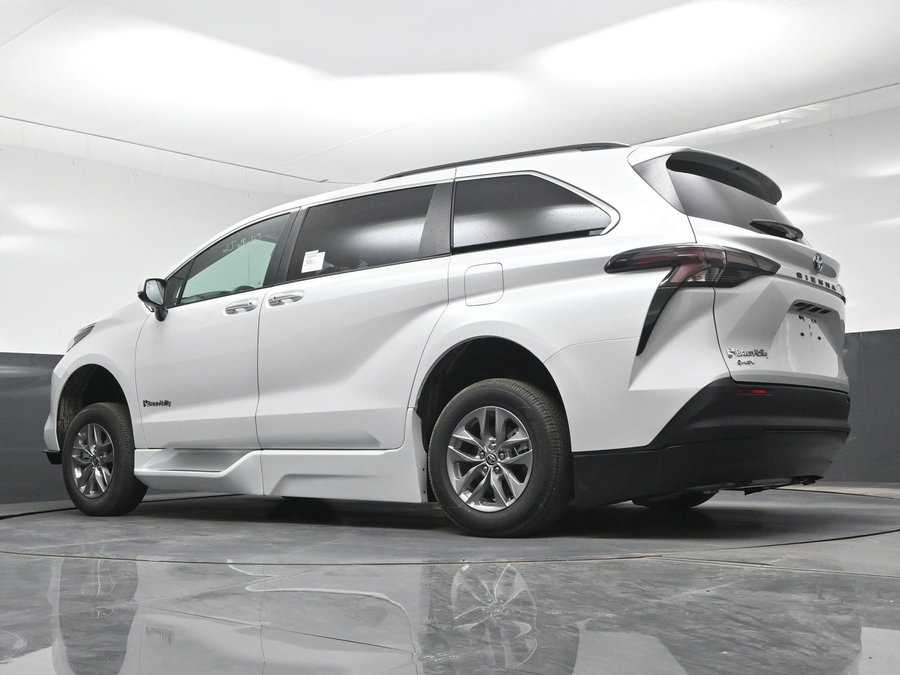 2026 Toyota Sienna XLE - Photo 23