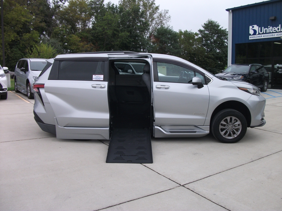Used 2022 Toyota Sienna Hybrid XLE - BraunAbility Side Entry Fold Out Automatic Ramp