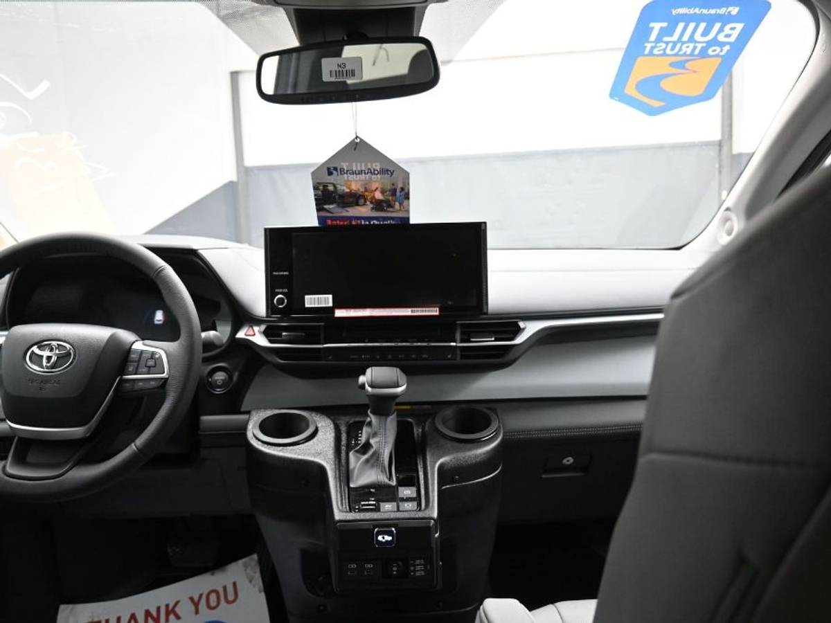 2025 TOYOTA SIENNA - Image 13