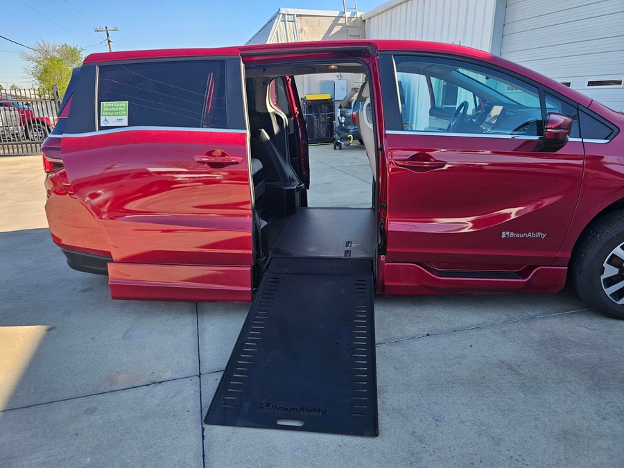 Red Honda Odyssey image number 1