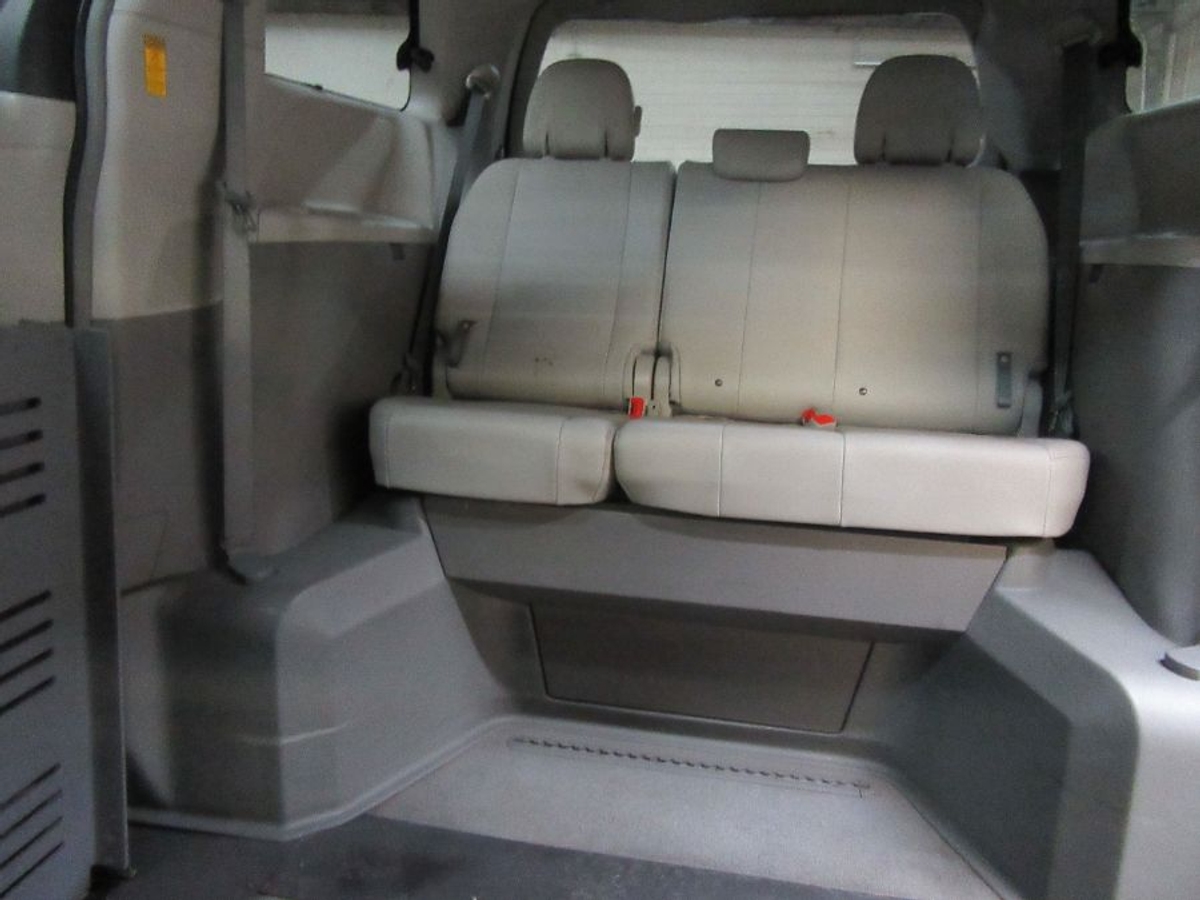 2014 TOYOTA SIENNA - Image 10