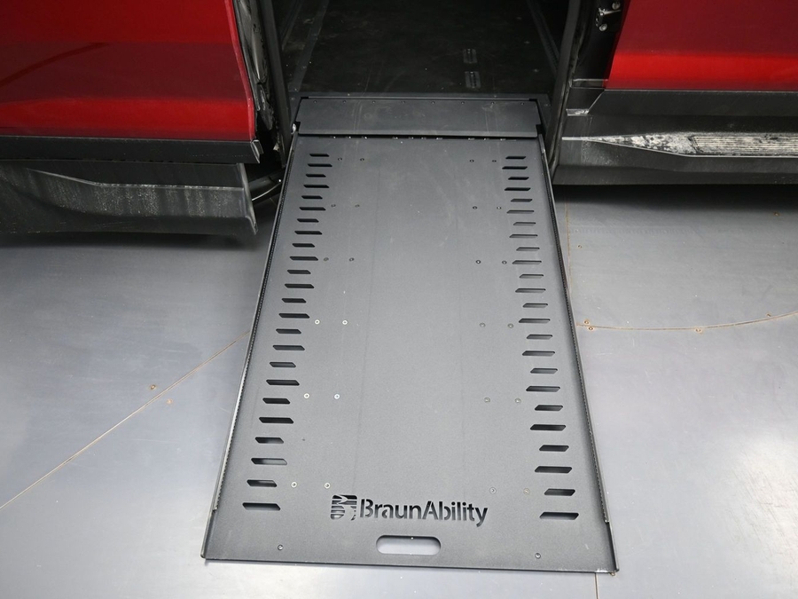 New 2026 Chevrolet Traverse 1LT Midnight Edition - BraunAbility Side Entry In Floor Automatic Ramp