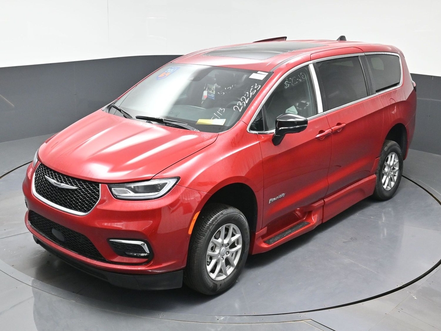 New 2026 Chrysler Pacifica Select Plus - BraunAbility Side Entry In Floor Automatic Ramp