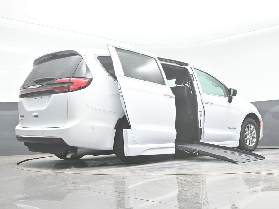 White Chrysler Pacifica image number 21