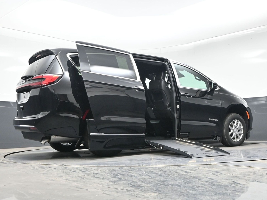Black Chrysler Pacifica image number 24