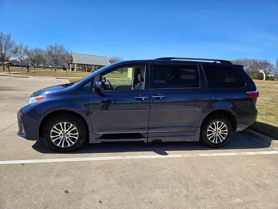 Used 2020 Toyota Sienna XLE Base - BraunAbility Side Entry Entry In Floor Automatic Ramp